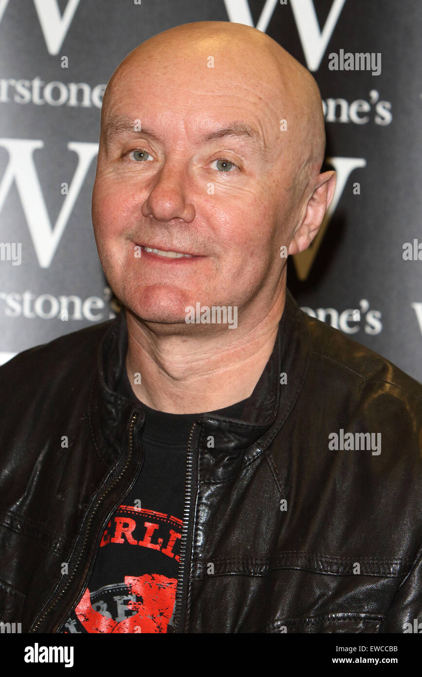 Irvine Welsh - écrivain écossais connu pour des romans graveleux Trainspotting et d'immondices - maintenant basé à Chicago, USA signe des exemplaires de son dernier livre "Un bon ride', à Waterstones London Wall, Londres. En vedette : Irvine Welsh Où : London, Royaume-Uni Quand : 21 Avr 2015 Banque D'Images