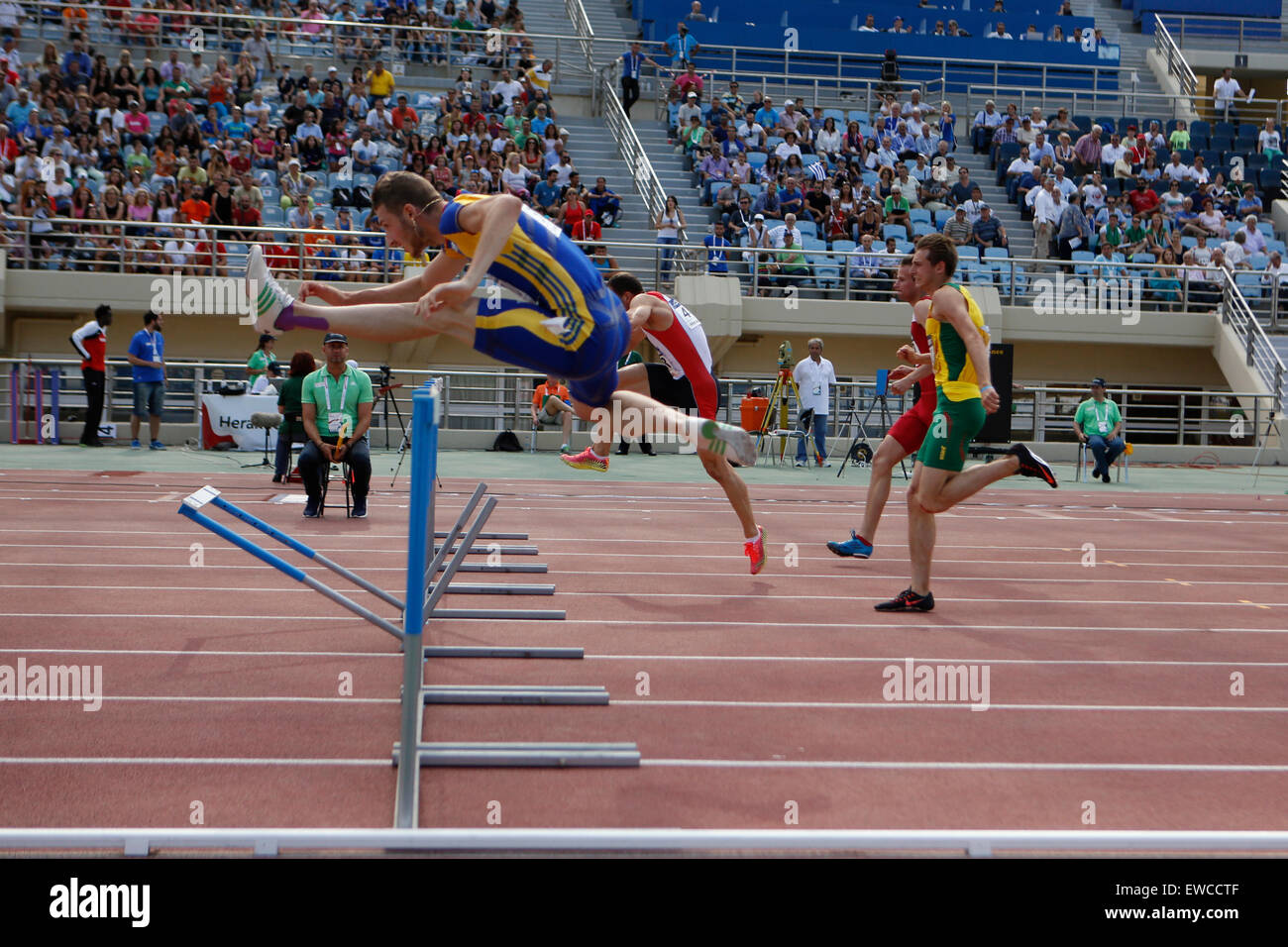 Heraklion, Grèce. 21 Juin, 2015. 110 mètres haies runner roumain Cosmin Ilie Marius est représenté dans l'action à l'Europe d'athlétisme 2015 Championnats de l'équipe de 1ère ligue. Le dernier jour de l'Europe d'athlétisme 2015 Championnats de l'équipe première League a vu les 19 autres événements avec 1 athlète de chacun des 12 pays participants prenant place dans le Pankrition Stadium à Héraklion en Crète. © Michael Debets/Pacific Press/Alamy Live News Banque D'Images