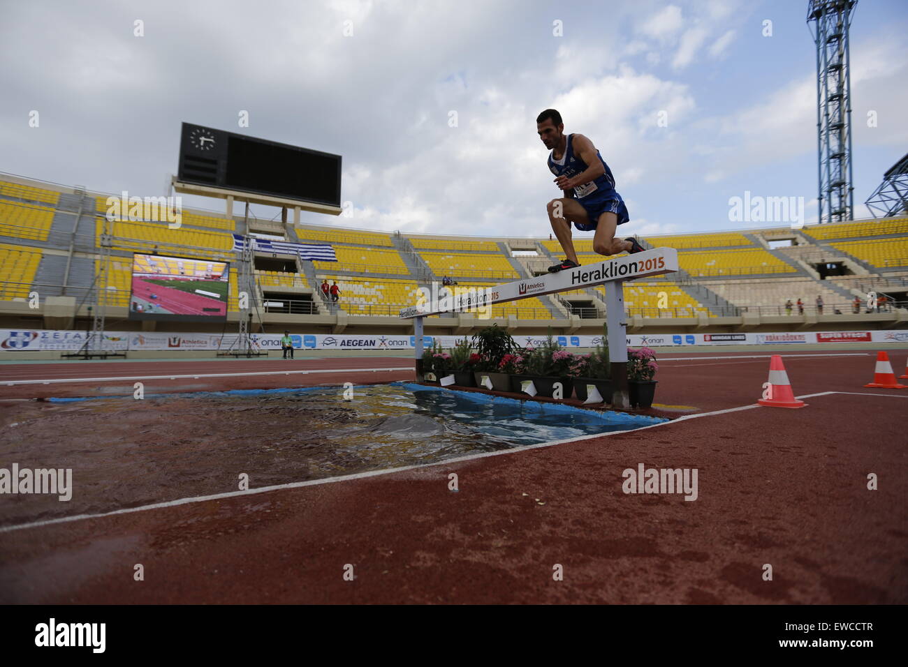 Heraklion, Grèce. 21 Juin, 2015. Greek 3000 Ouranía Reboúli mètres steeple runner sauts sur l'eau aller à l'Europe d'athlétisme 2015 championnats de ligue de l'équipe première. Le dernier jour de l'Europe d'athlétisme 2015 Championnats de l'équipe première League a vu les 19 autres événements avec 1 athlète de chacun des 12 pays participants prenant place dans le Pankrition Stadium à Héraklion en Crète. © Michael Debets/Pacific Press/Alamy Live News Banque D'Images