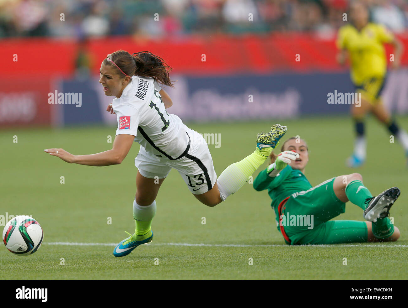 Edmonton, Canada. 22 Juin, 2015. Alex Morgan (L) des États-Unis est abordé par Catalina Perez de la Colombie au cours de la ronde de 16 match à la FIFA 2015 Coupe du Monde féminine à Edmonton, Canada, le 22 juin, 2015. Credit : Qin Lang/Xinhua/Alamy Live News Banque D'Images Edmonton, Canada. 22 Juin, 2015. Alex Morgan (L) des États-Unis est abordé par Catalina Perez de la Colombie au cours de la ronde de 16 match à la FIFA 2015 Coupe du Monde féminine à Edmonton, Canada, le 22 juin, 2015. Credit : Qin Lang/Xinhua/Alamy Live News Banque D'Images