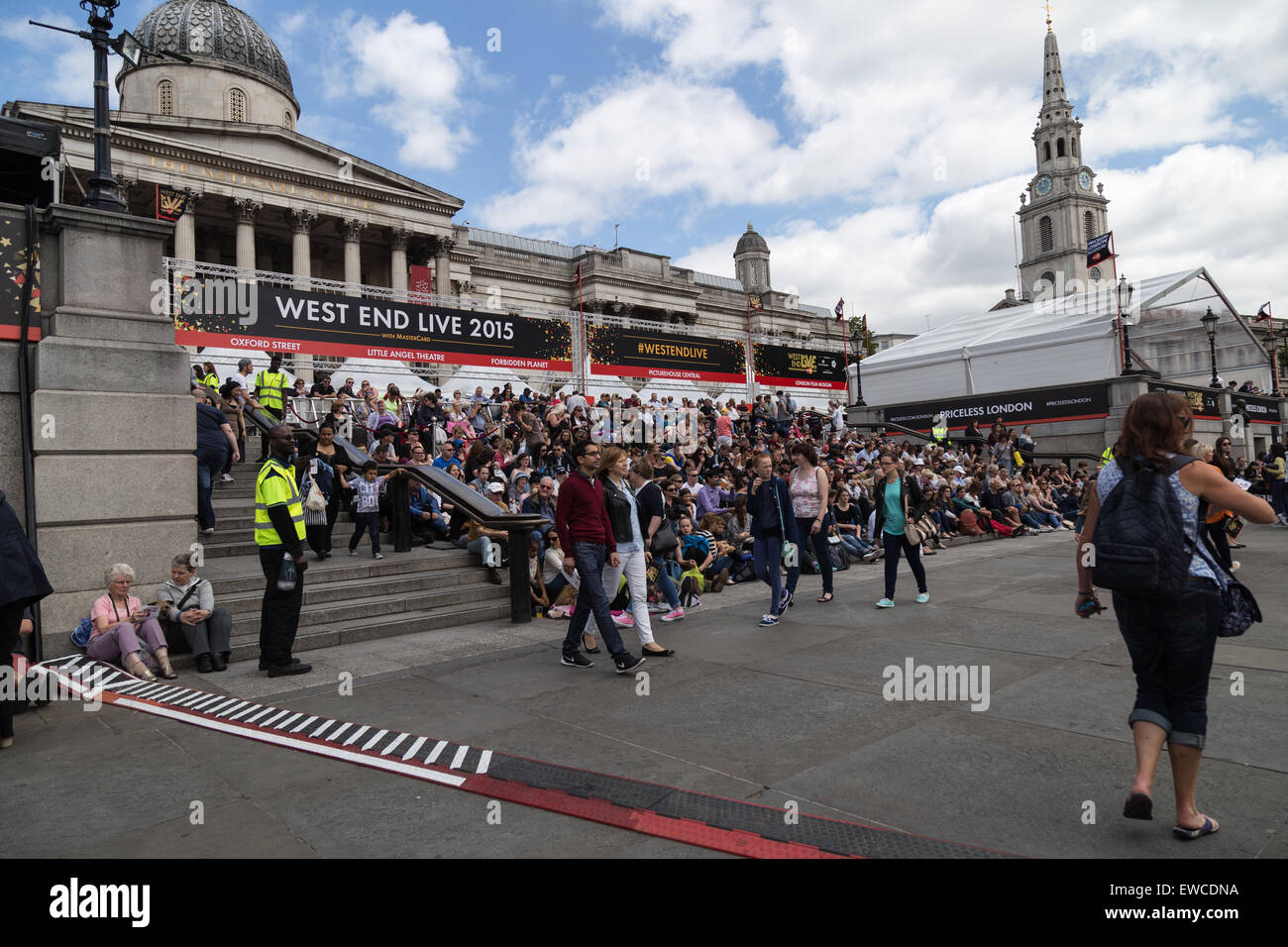 Les spectateurs à l'EXTRÉMITÉ OUEST VIVRE 2015, Trafalgar Square, Londres, UK Banque D'Images