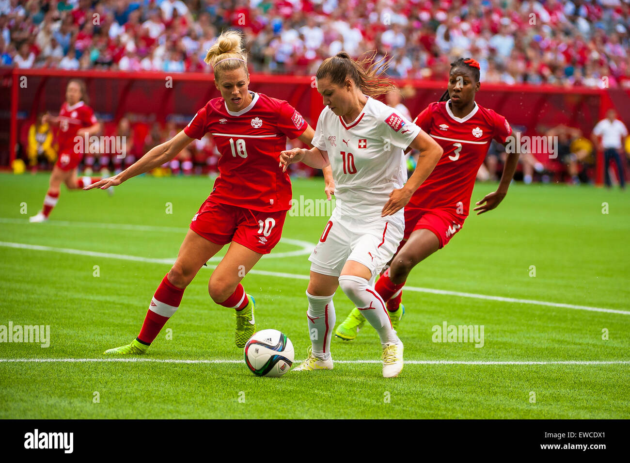 Vancouver, Canada. 21 Juin, 2015. La Suisse l'avant Ramona Bachmann (# 10) et le Canada defender Lauren Sesselmann (# 10) Bataille pour la balle pendant la série de 16 match entre le Canada et la Suisse à la Coupe du Monde féminine de la FIFA Canada 2015 au BC Place Stadium. Crédit : Matt Jacques/Alamy Live News Banque D'Images