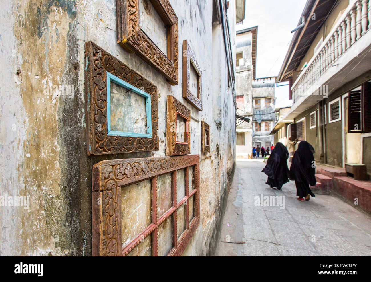 Les femmes voilées à pied passé photo frames à Stone Town, Zanzibar. Banque D'Images