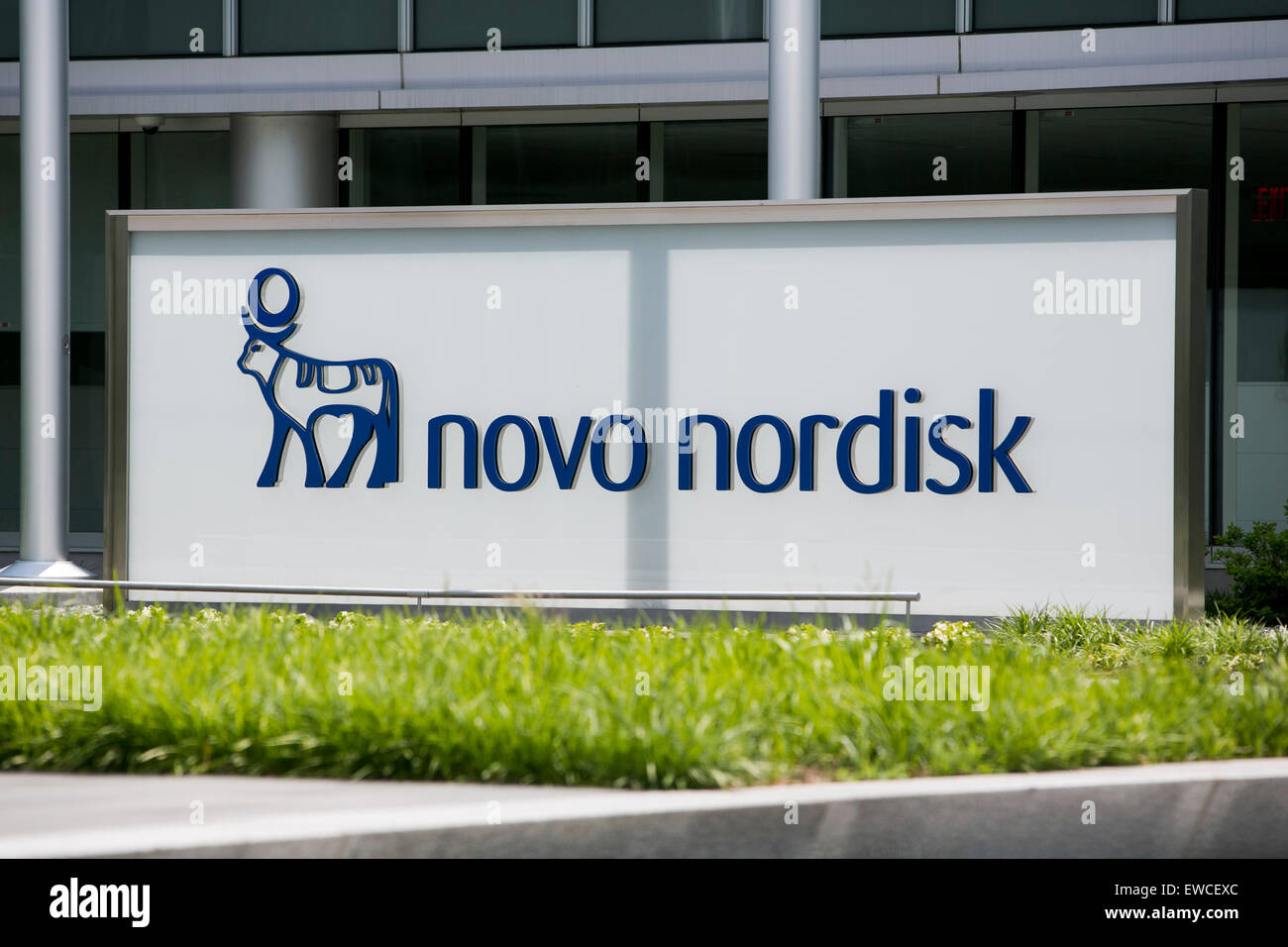 Un logo affiche à l'extérieur d'un établissement occupé par Novo Nordisk à Princeton, New Jersey. Banque D'Images