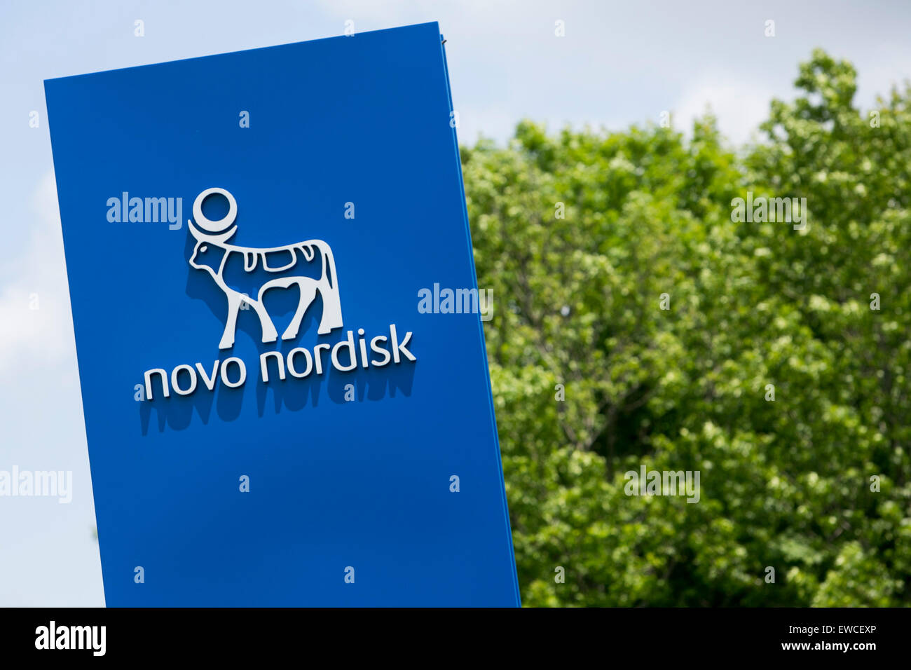 Un logo affiche à l'extérieur d'un établissement occupé par Novo Nordisk à Princeton, New Jersey. Banque D'Images