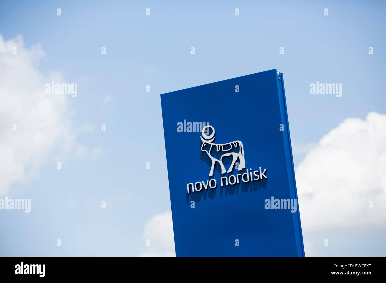 Un logo affiche à l'extérieur d'un établissement occupé par Novo Nordisk à Princeton, New Jersey. Banque D'Images