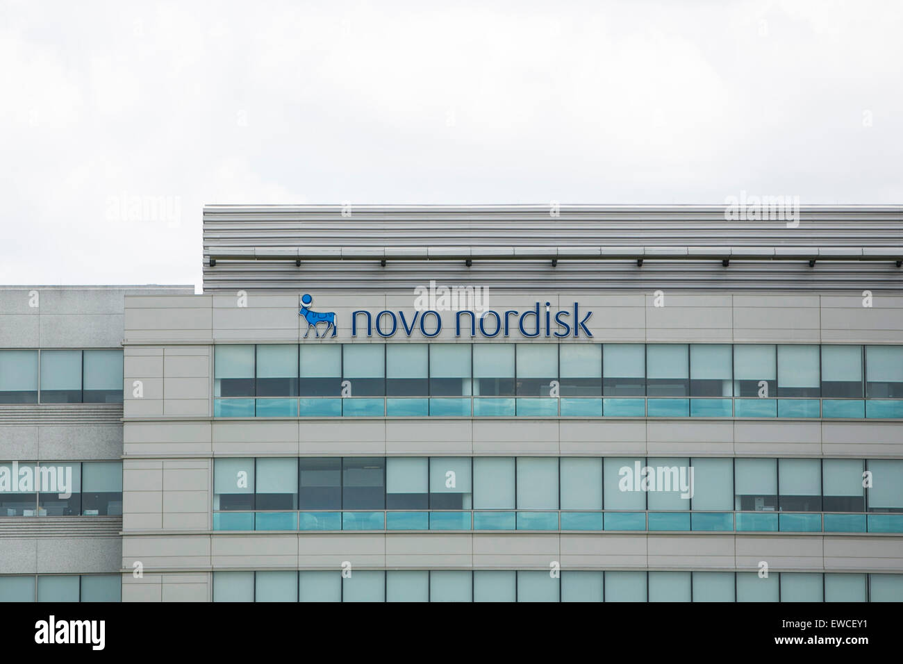 Un logo affiche à l'extérieur d'un établissement occupé par Novo Nordisk à Princeton, New Jersey. Banque D'Images