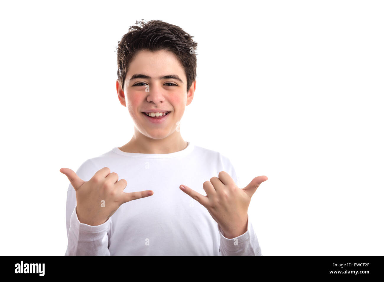 Caucasian boy à peau lisse portait un t-shirt pour faire sourire shaka Hawaiien, pendre, geste avec les deux mains Banque D'Images