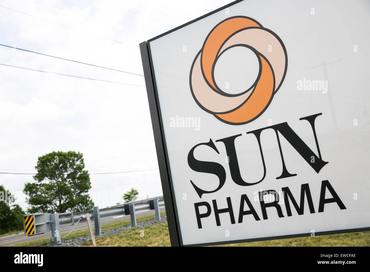 Un logo affiche à l'extérieur d'un établissement occupé par Sun Pharmaceutical Industries Ltd., à Cranbury, dans le New Jersey. Banque D'Images
