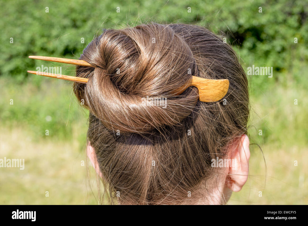 Détail d'un chignon avec une épingle en bois pour garder les cheveux  attachés ensemble Photo Stock - Alamy