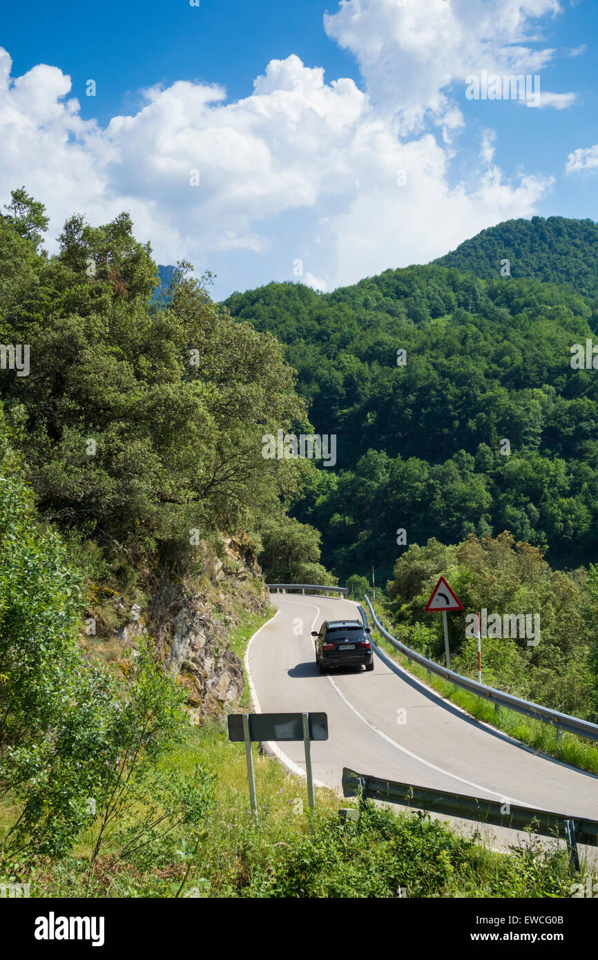 Voiture sur route de montagne dans le parc national des Picos de Europa, l'Espagne Banque D'Images