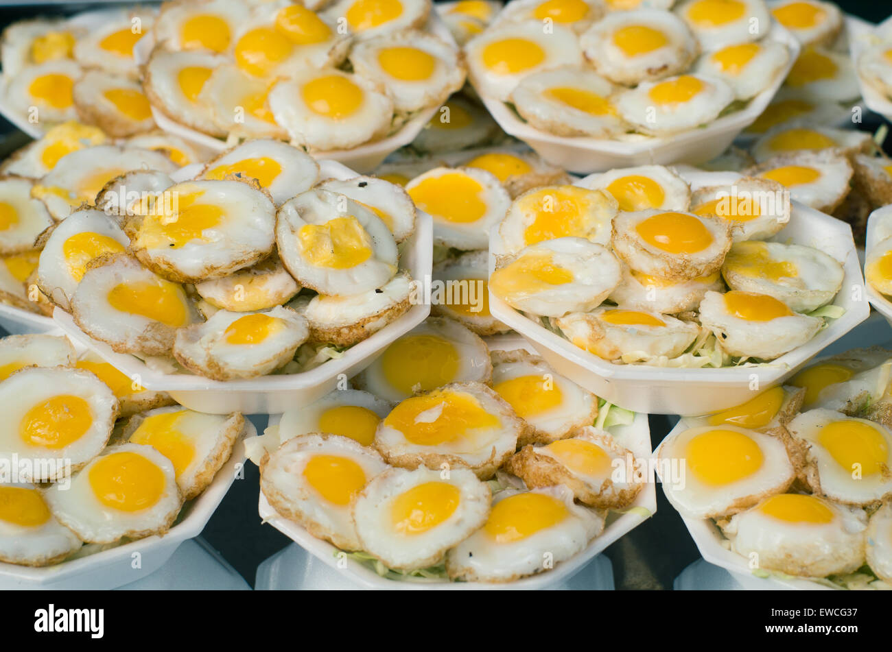 Oeufs de caille frit Thaïlande snack au marché de Chatuchak Banque D'Images