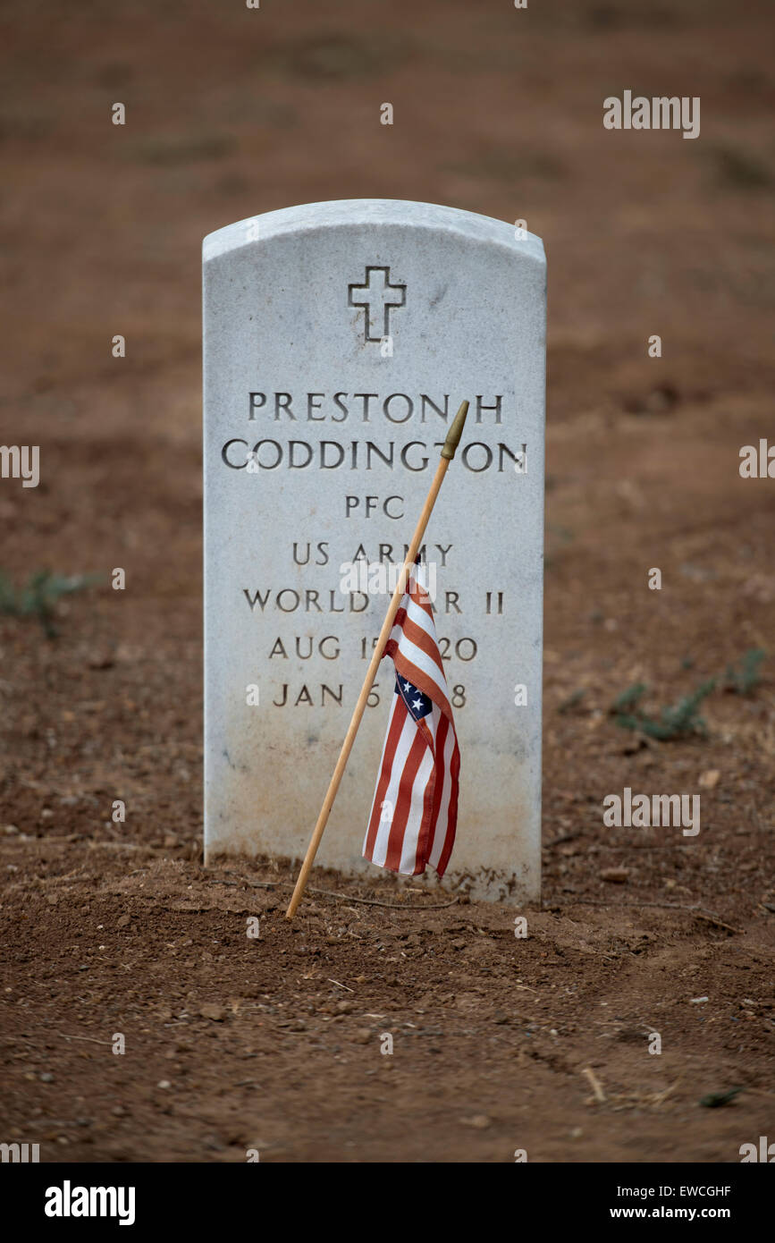Pierre tombale militaire avec drapeau américain en lambeaux, La Vista Memorial Park, National City, Californie Banque D'Images