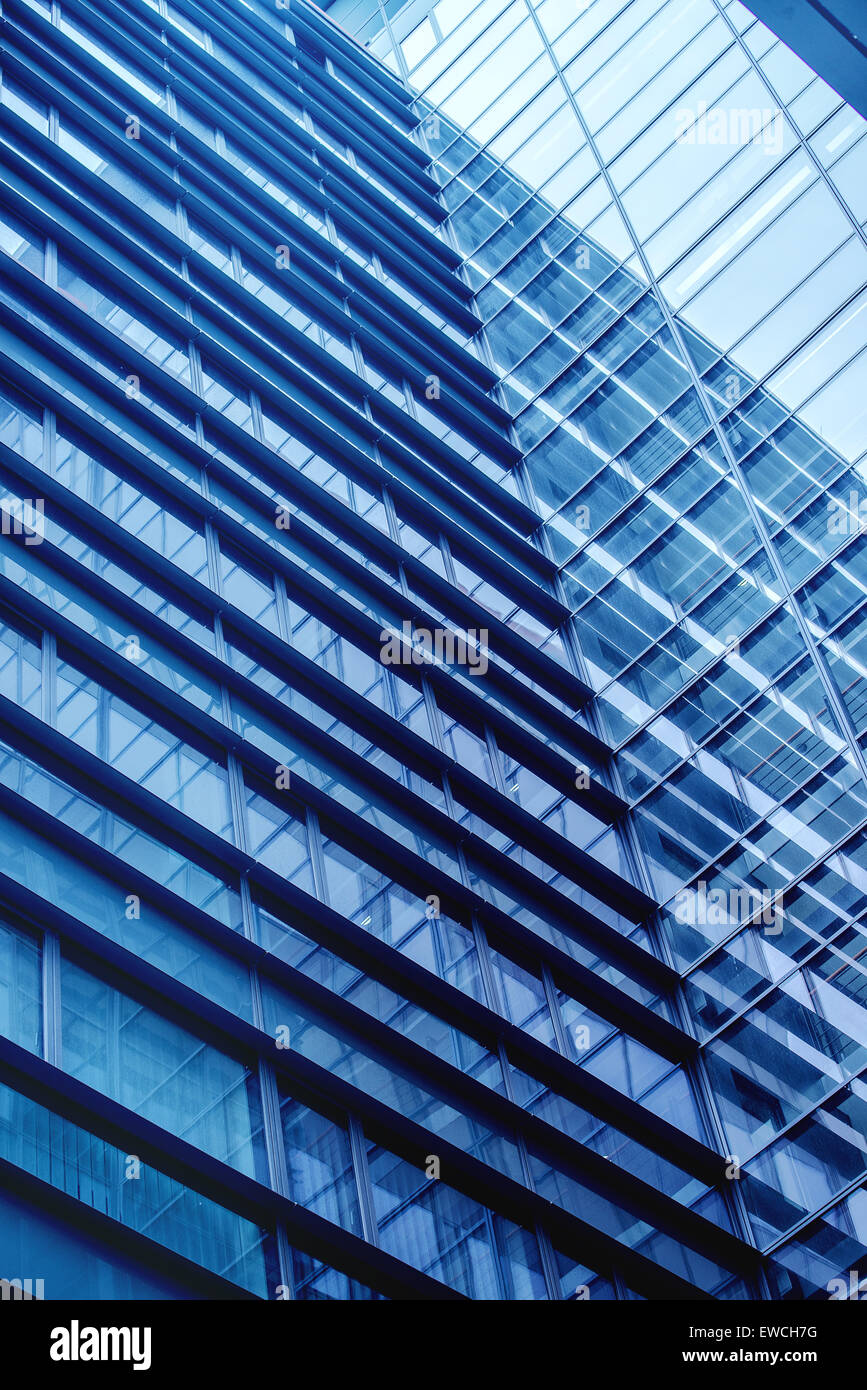 Immeuble de bureaux d'affaires moderne Repeative Windows Pattern, façade en verre bleu avec des lignes géométriques, ce qui reflète la lumière du soleil Banque D'Images