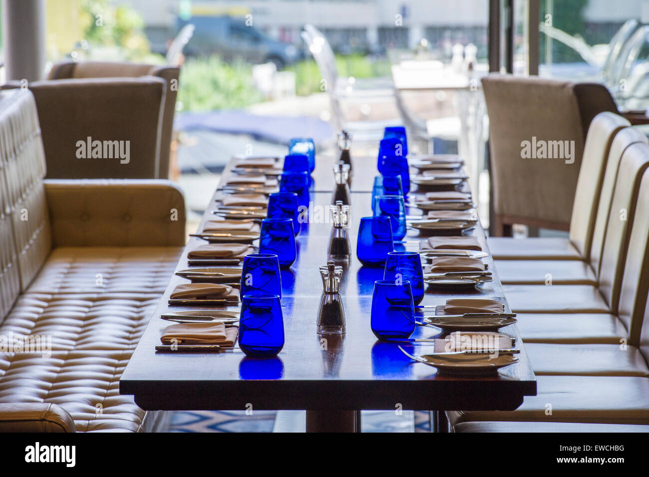 Rangées de verres bleus lors d'une table à manger Banque D'Images