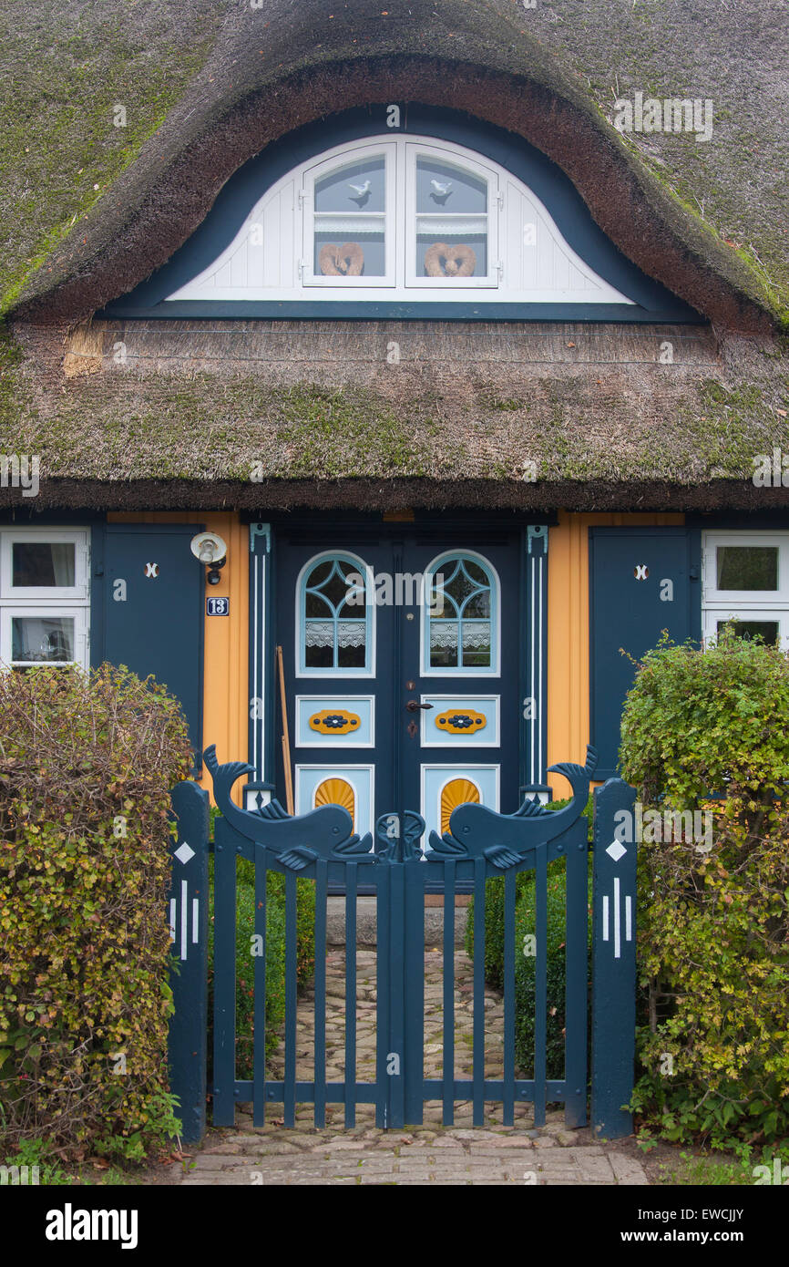 Décorées de couleurs et riche porte d'entrée au village né, Mecklembourg-Poméranie-Pomerian, Allemagne. Banque D'Images