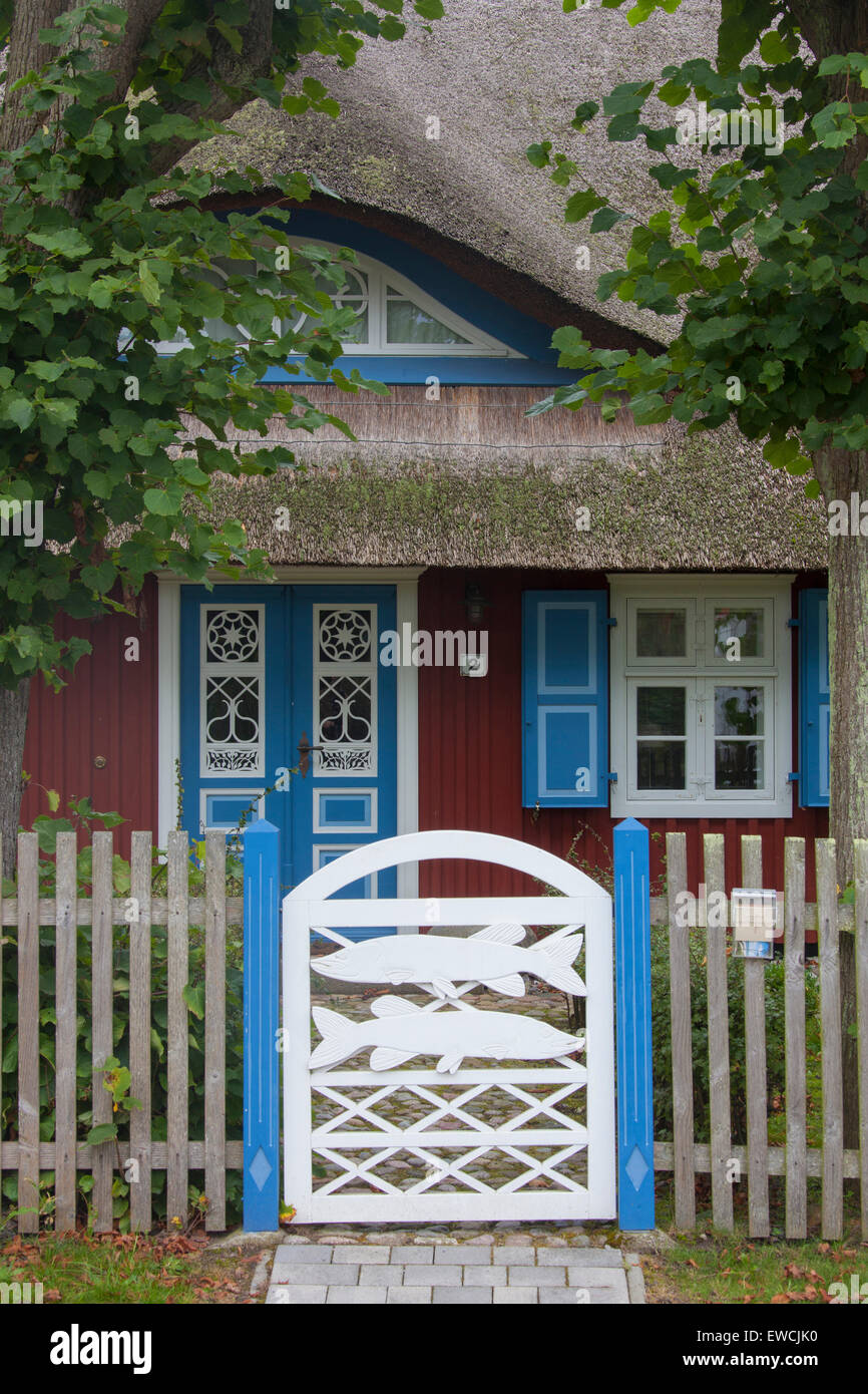 Décorées de couleurs et riche porte d'entrée au village né, Mecklembourg-Poméranie-Pomerian, Allemagne. Banque D'Images