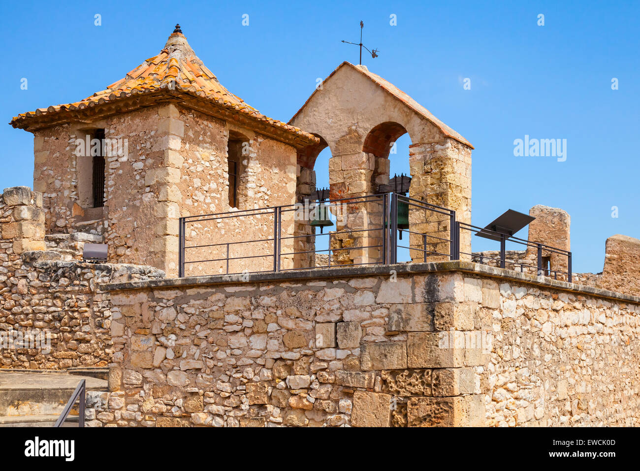 Château médiéval dans la ville de Calafell, Espagne. La tour de pierre et de cloches à arches Banque D'Images