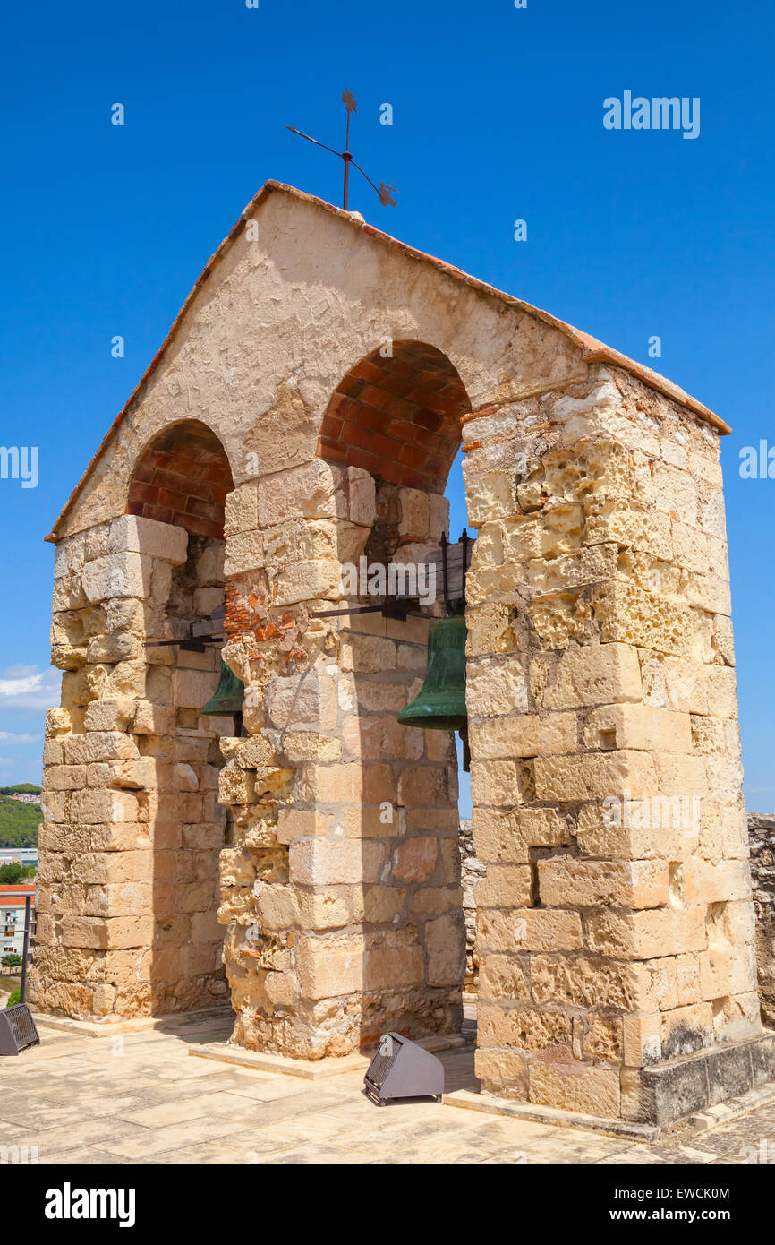 Château médiéval en pierre dans la ville de Calafell, Espagne. Deux cloches pendaison à arches Banque D'Images