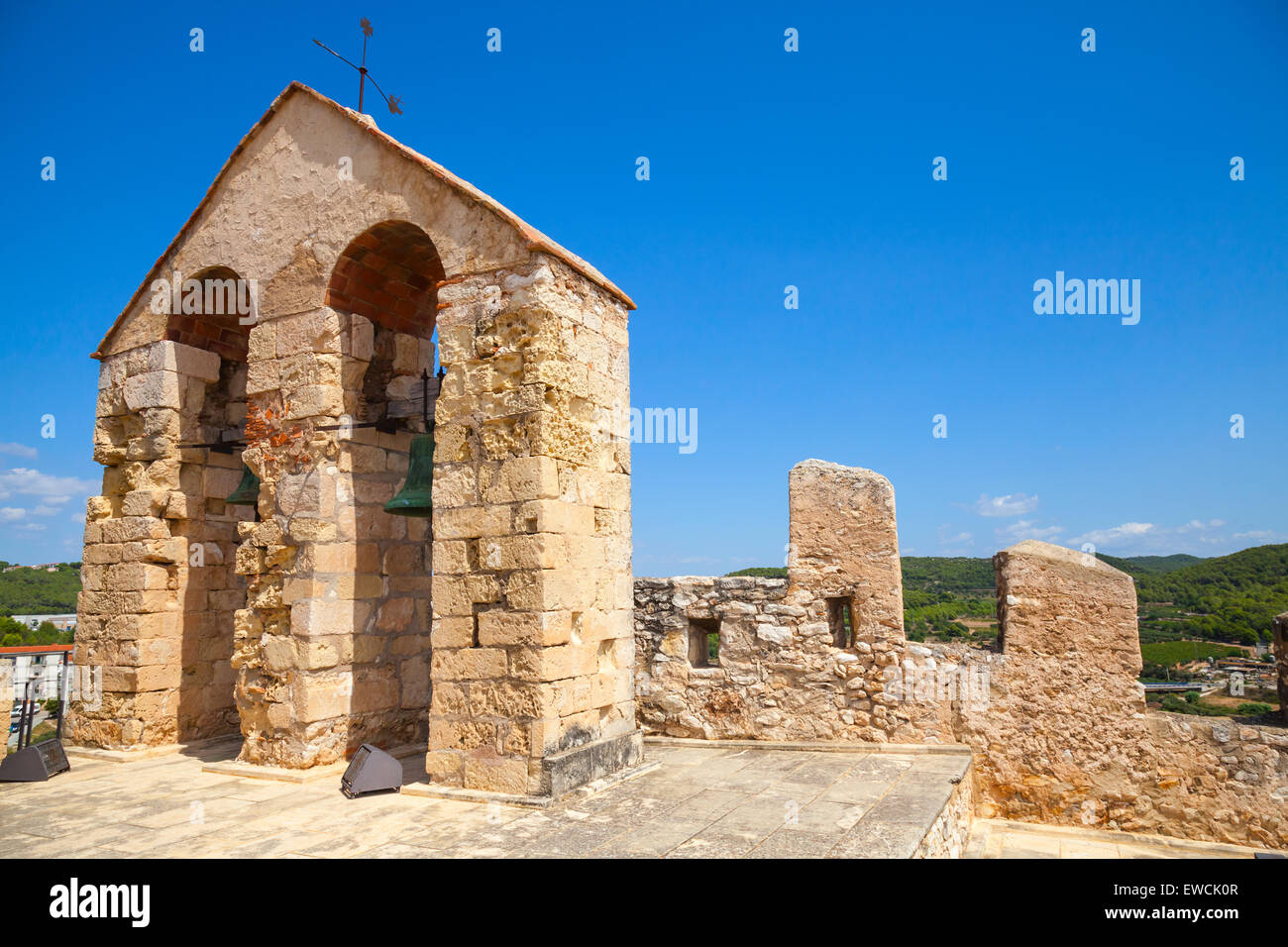 Château médiéval en pierre dans la ville de Calafell, Espagne. Cloches pendaison à arches Banque D'Images