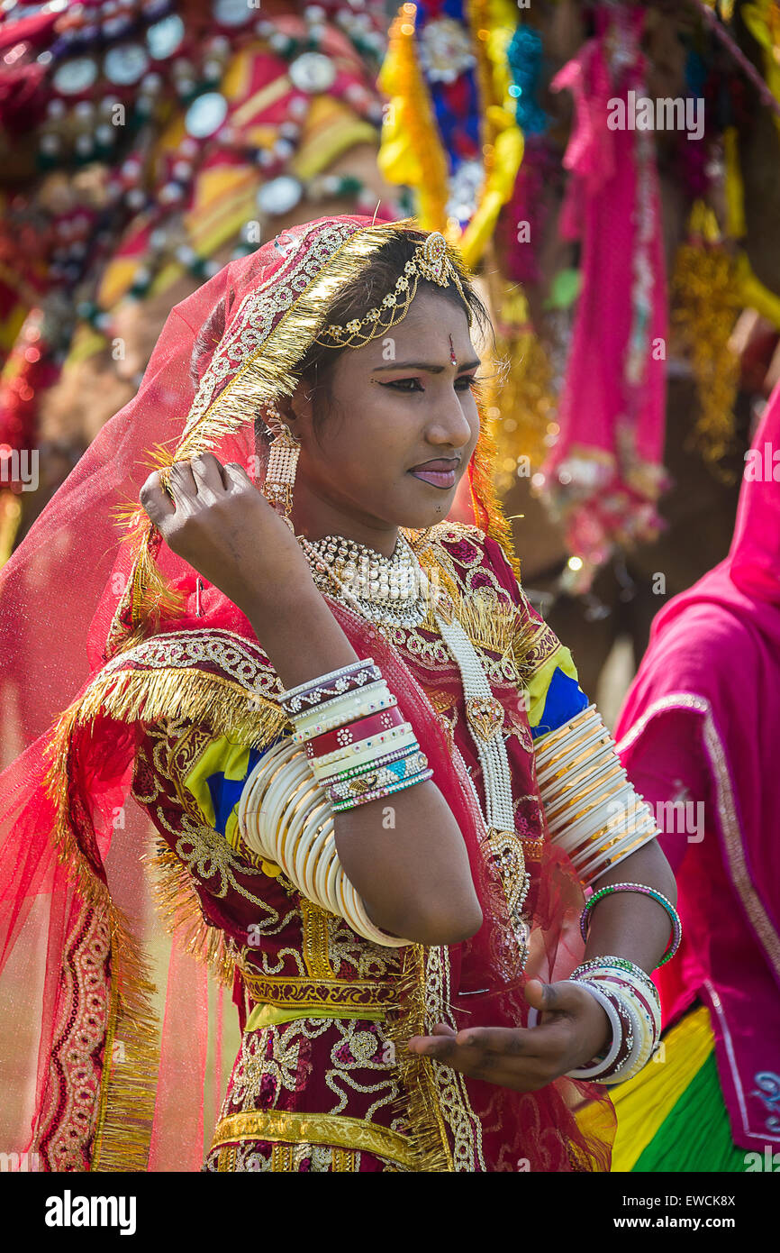 Jeune femme en costume traditionnel. Le Rajasthan, Inde Banque D'Images