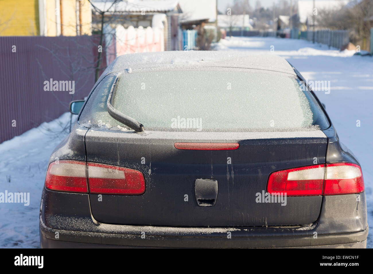 Couverts de givre hiver gelé voiture sur une route de campagne Banque D'Images