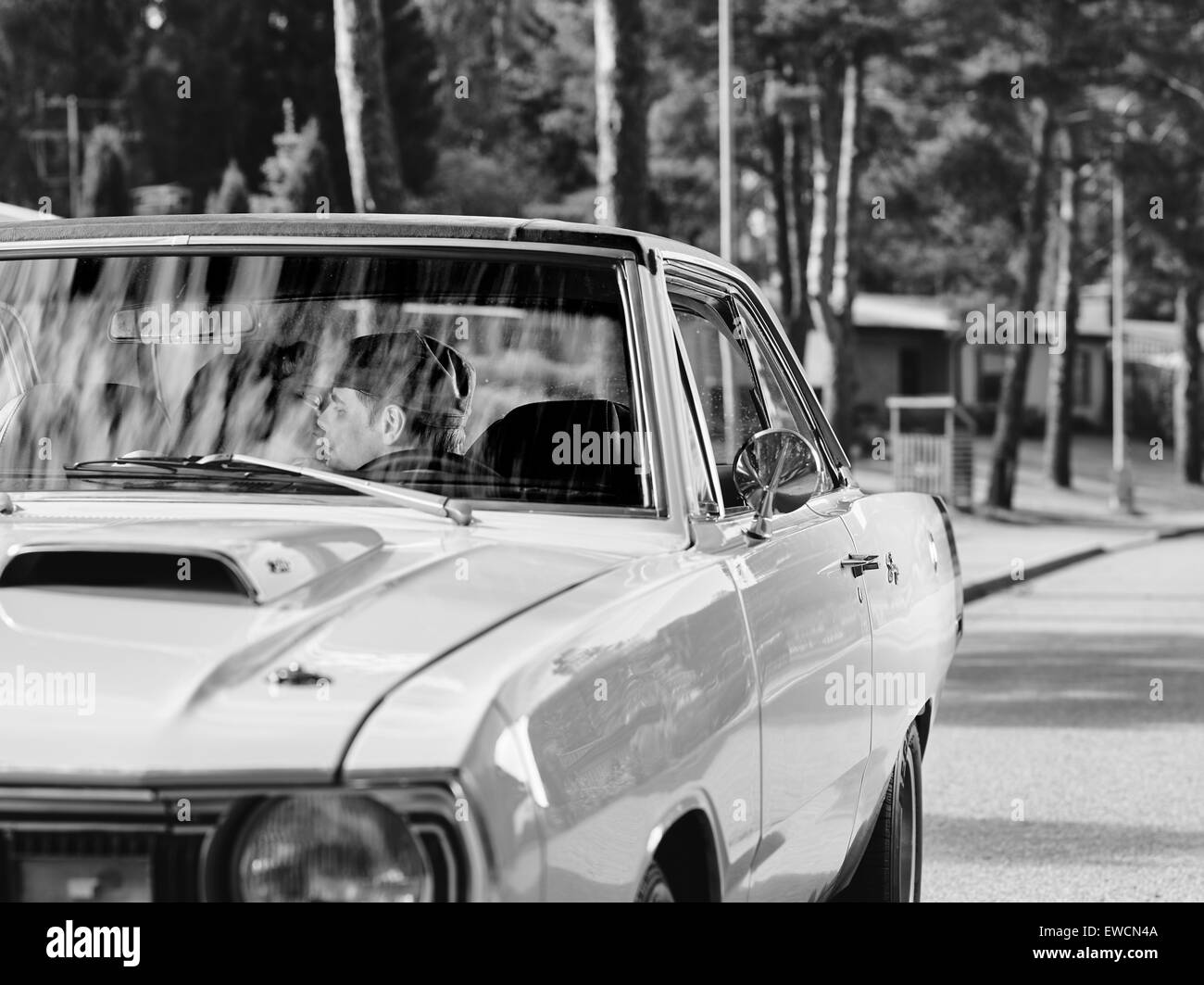 Couple à l'intérieur de la vieille Dodge, style années 70 thème, image en noir et blanc. Banque D'Images