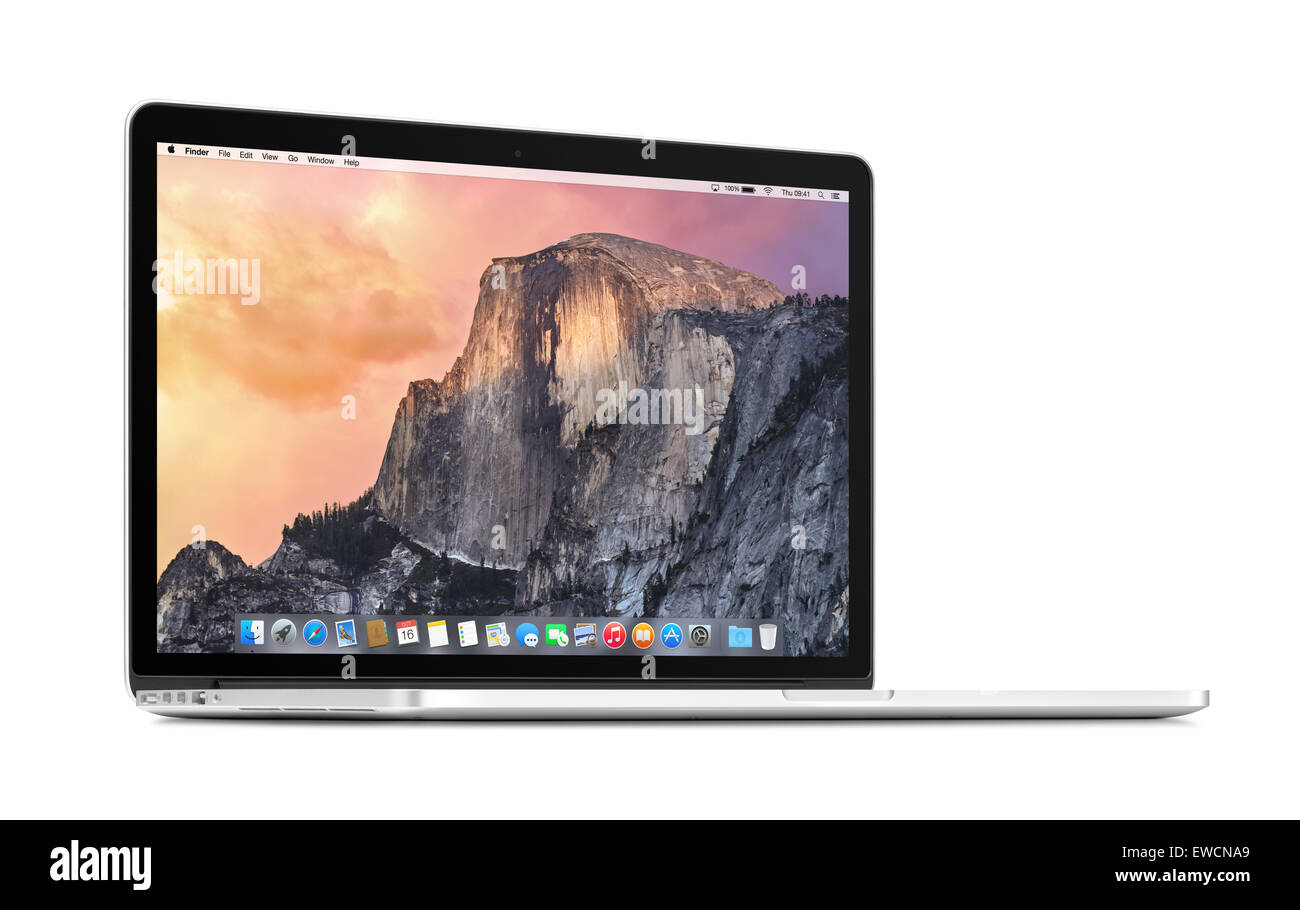Varna, Bulgarie - Novembre 03, 2013 : vue frontale d'une rotation à un angle léger Apple MacBook Pro avec écran Retina 15 avec OS X sur Yosemite Banque D'Images