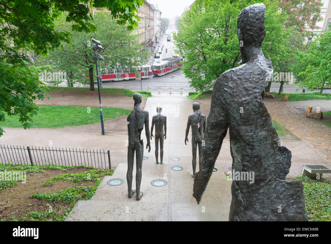 La colline de Petrin, vue arrière de sculptures dans le Monument à la souffrance du peuple tchèque sous le régime communiste par Olbram Zoubek dans parc de Petrin, à Prague Banque D'Images