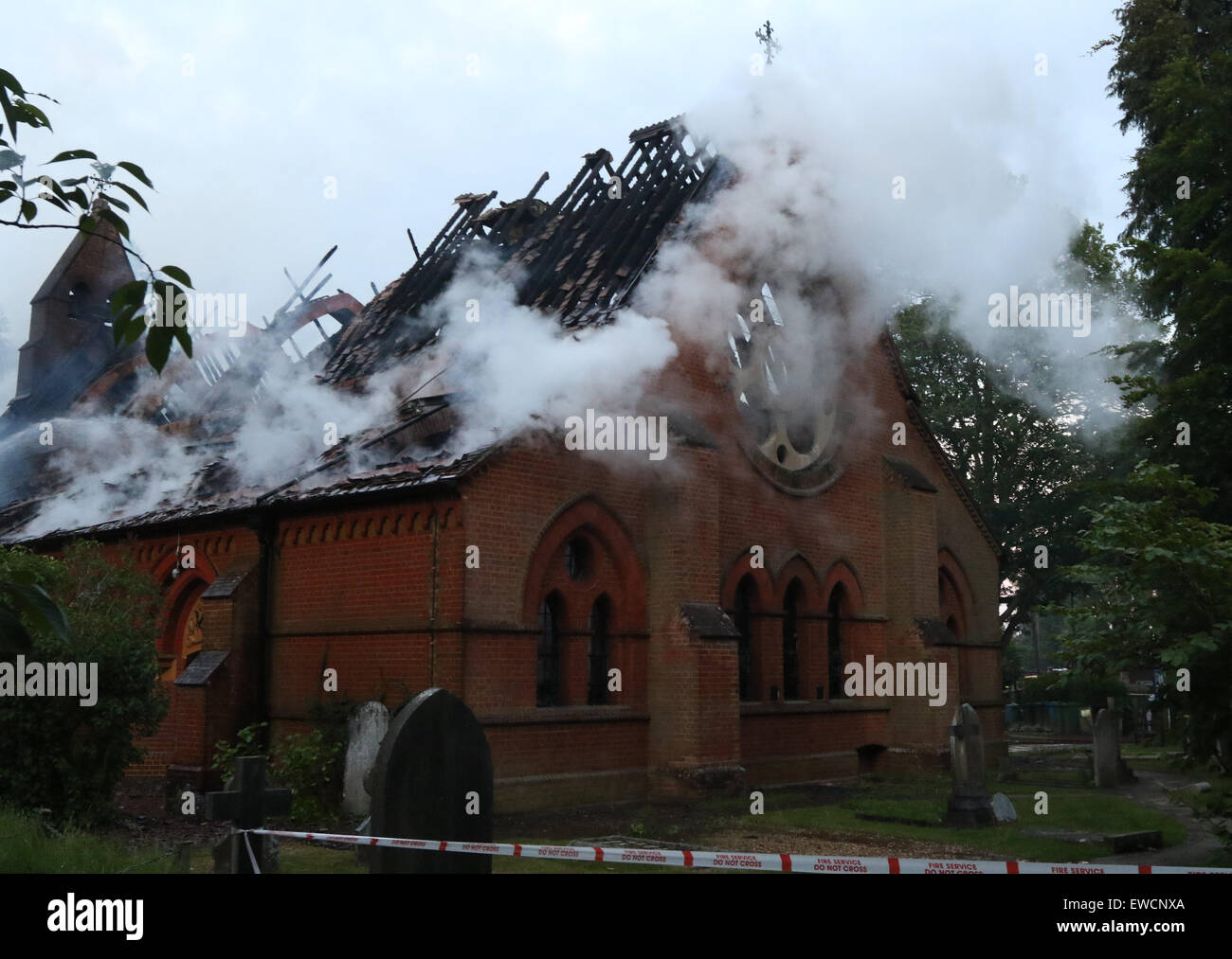 Fleet, Hampshire, Royaume-Uni. 22 Juin, 2015. Garçon, 17 ans, arrêtés pour l'incendie criminel de l'église un garçon de 17 ans à partir de la flotte a été arrêté, soupçonné d'incendie volontaire dans le cadre de l'incendie qui a frappé une église hier soir. Ils ont appelé la police à 5,49 h le lundi 22 juin 2015 à l'incendie de l'église All Saints Church Road, sur la flotte. Hants les officiers sont en train d'enquêter pour savoir si le feu est lié à l'un des rapports similaires Crédit : Jason Kay/Alamy Live News Banque D'Images