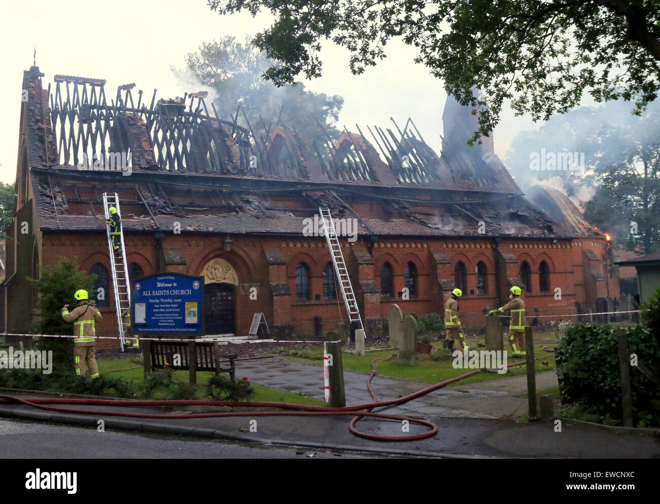 Fleet, Hampshire, Royaume-Uni. 22 Juin, 2015. Garçon, 17 ans, arrêtés pour l'incendie criminel de l'église un garçon de 17 ans à partir de la flotte a été arrêté, soupçonné d'incendie volontaire dans le cadre de l'incendie qui a frappé une église hier soir. Ils ont appelé la police à 5,49 h le lundi 22 juin 2015 à l'incendie de l'église All Saints Church Road, sur la flotte. Hants les officiers sont en train d'enquêter pour savoir si le feu est lié à l'un des rapports similaires Crédit : Jason Kay/Alamy Live News Banque D'Images