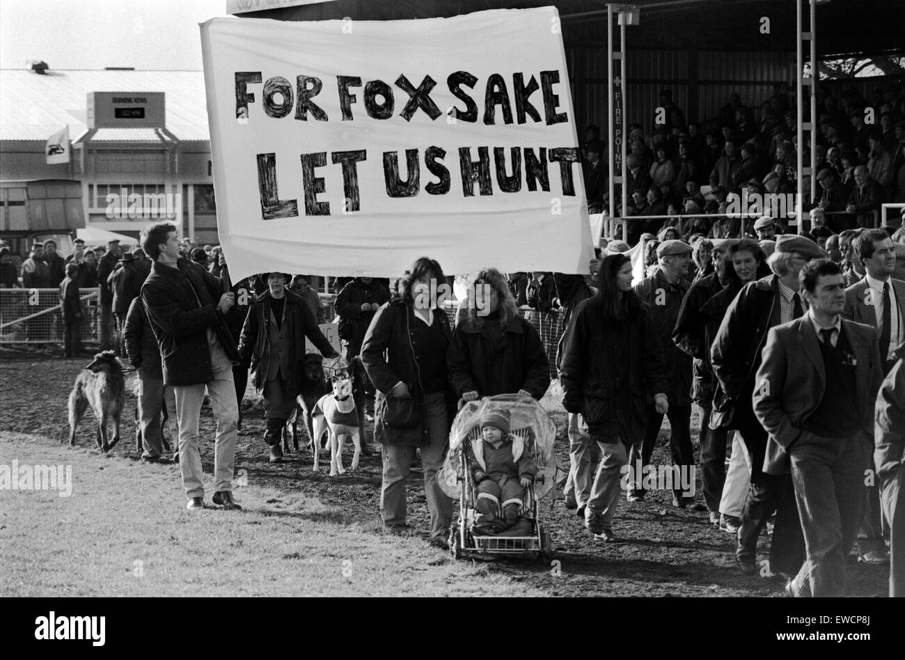 Hunt supporters Pro Fox Hunting Rally au centre d'exposition de Stoneleigh Park Warwickshire. Bannière pour Fox Sake Let US Hunt. ROYAUME-UNI DES ANNÉES 1992 1990 HOMER SYKES Banque D'Images