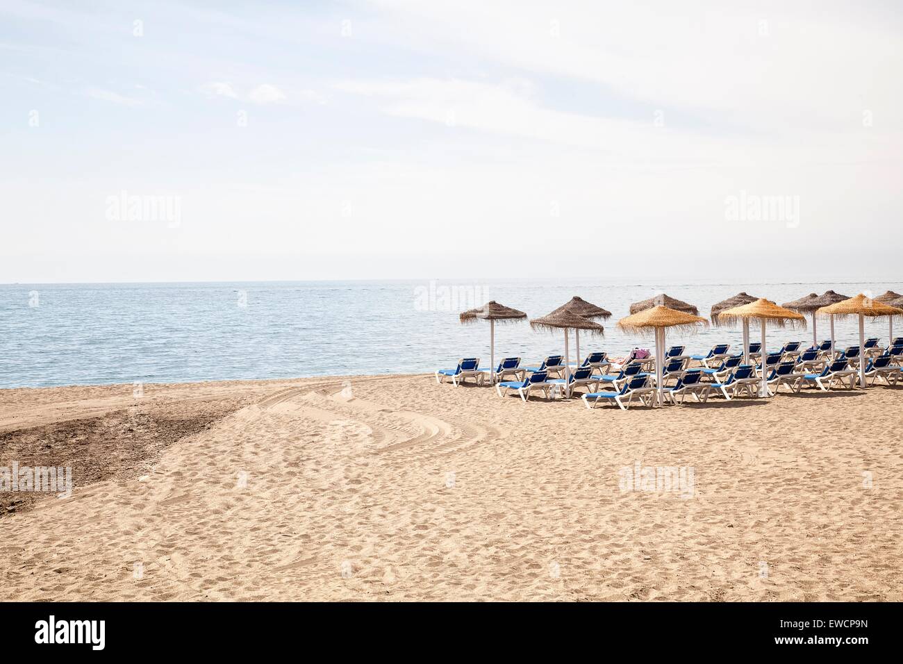 Transats et parasols sur la plage . Banque D'Images