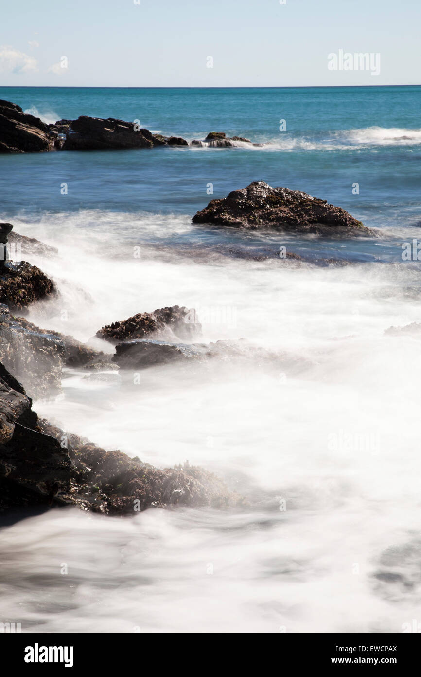 Vagues se brisant sur les rochers Banque D'Images