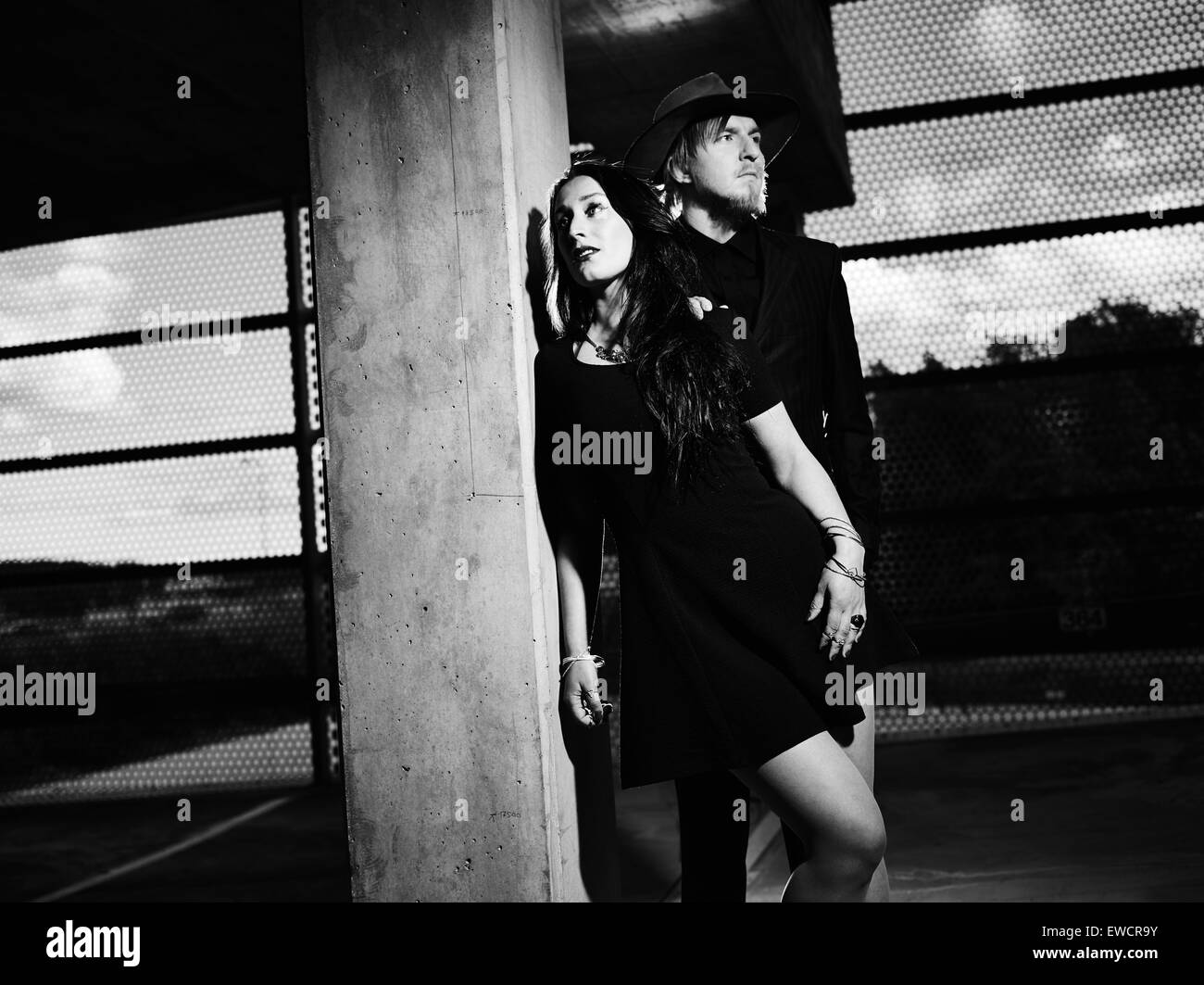 L'homme et la femme ensemble, environs de bâtiment en béton, image en noir et blanc Banque D'Images