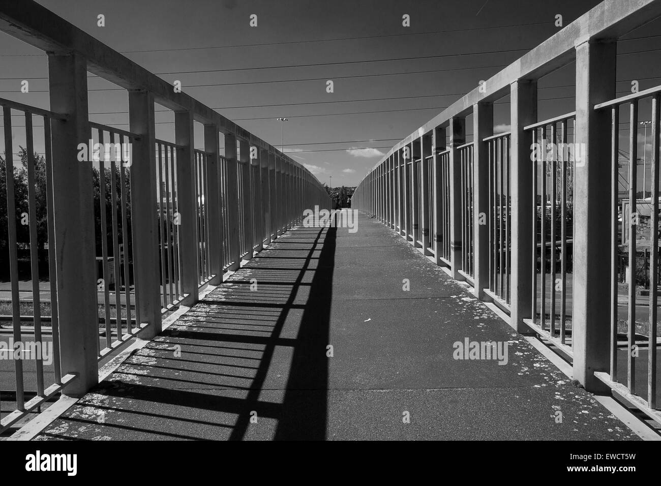 Passerelle au-dessus de la Millbrook Road, Southampton, UK reliant la gare de Millbrook aux deux côtés d'une longue route à deux voies Banque D'Images