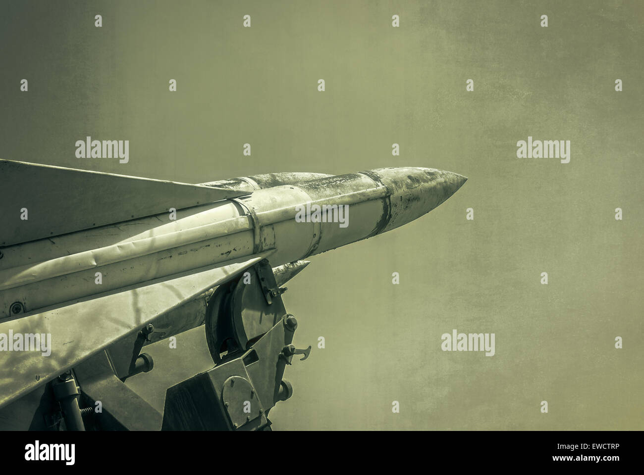 Contre la défense russe ancien lanceur de missiles. Grunge de missiles de l'armée. Texture photo dans le vieux style de l'image couleur. Banque D'Images