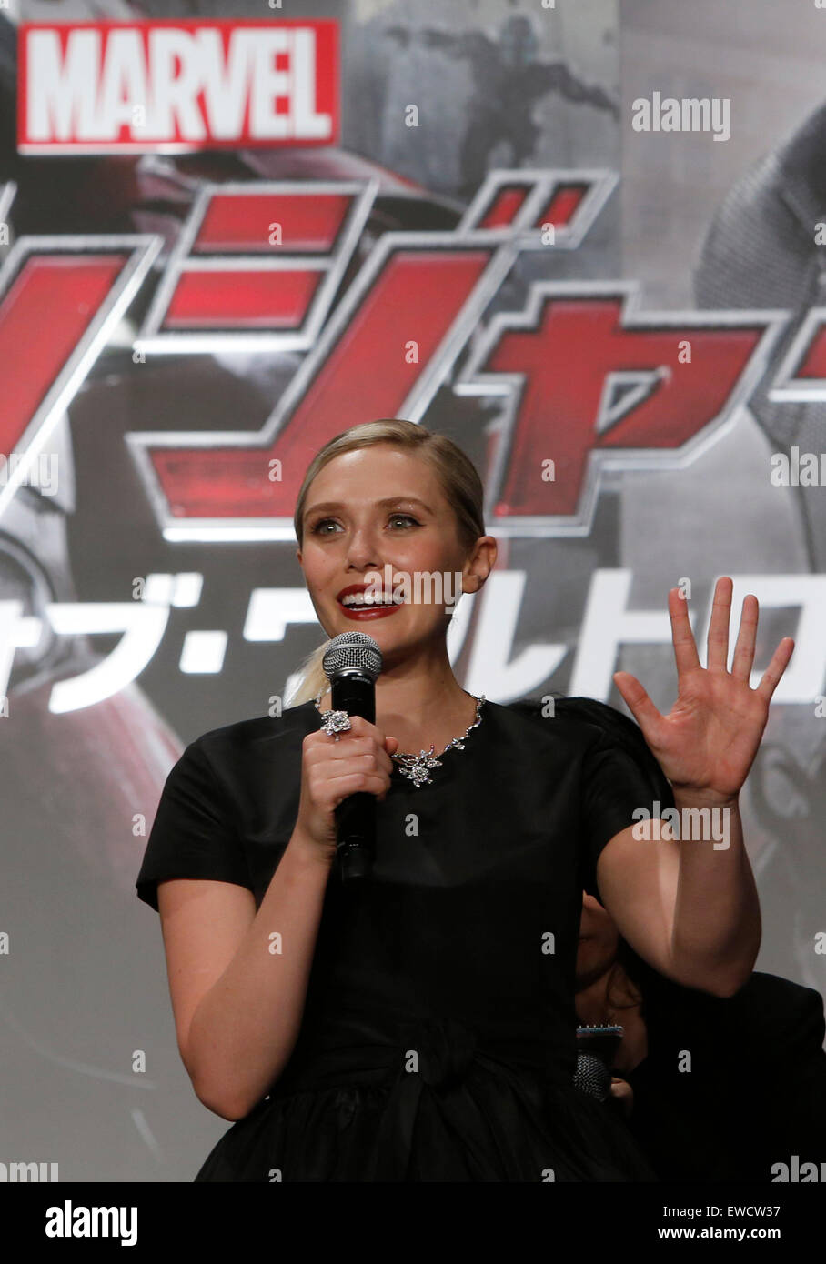 Tokyo, Japon. 23 Juin, 2015. L'actrice américaine Elizabeth Olsen parle lors d'une premiere événement pour son nouveau film 'Avengers : Uncanny X-Men' à Tokyo, Japon, le 23 juin 2015. Le film sera montré au public du 4 juillet au Japon. Credit : Stringer/Xinhua/Alamy Live News Banque D'Images