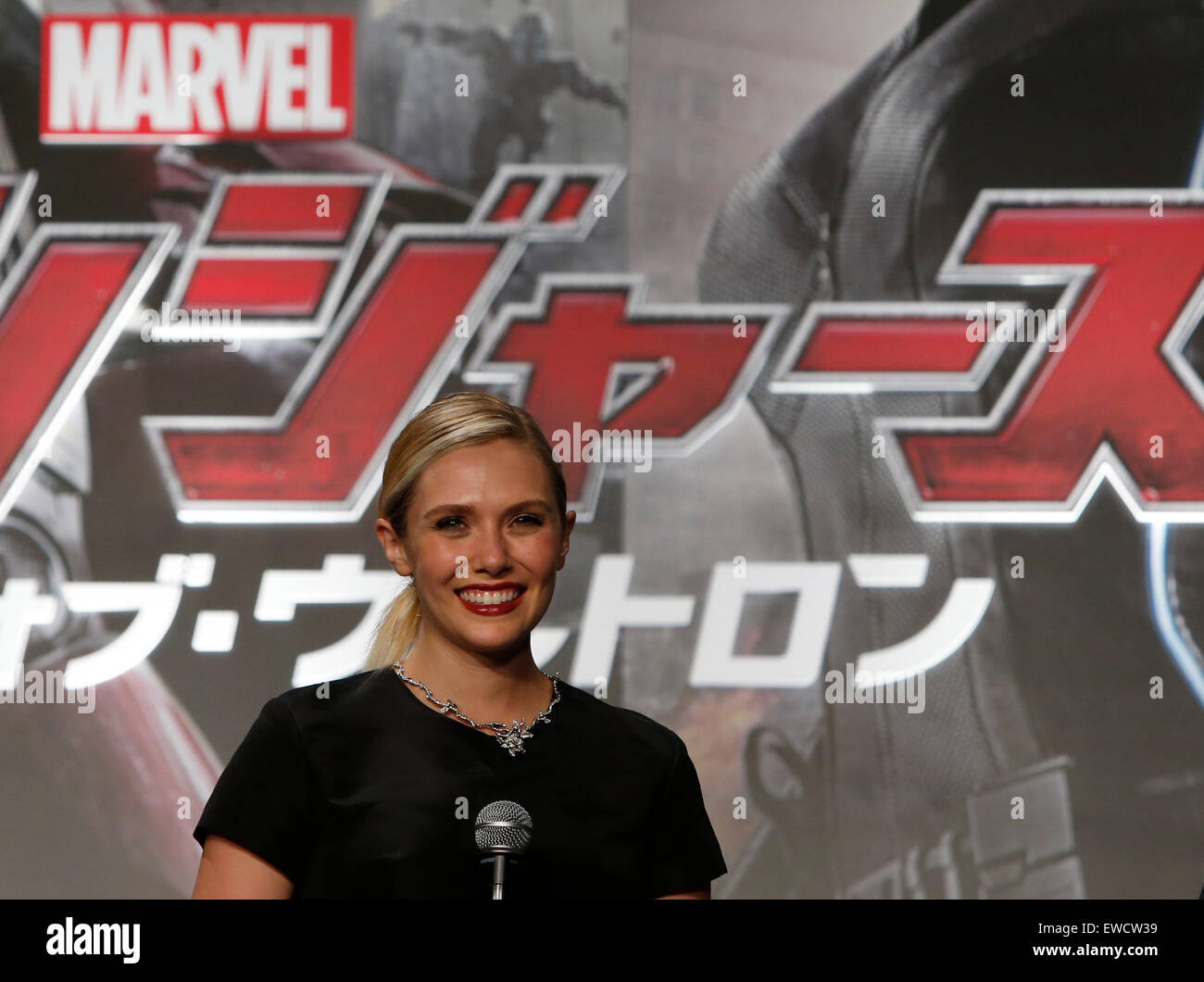 Tokyo, Japon. 23 Juin, 2015. L'actrice américaine Elizabeth Olsen parle lors d'une premiere événement pour son nouveau film 'Avengers : Uncanny X-Men' à Tokyo, Japon, le 23 juin 2015. Le film sera montré au public du 4 juillet au Japon. Credit : Stringer/Xinhua/Alamy Live News Banque D'Images