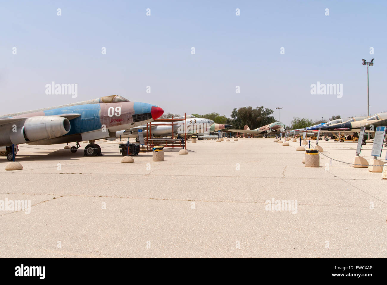 HATZERIM, ISRAËL - 27 avril 2015 : Plusieurs types d'avions militaires qui ont servi à l'IAF sont affichés dans le musée de la Force aérienne israélienne Banque D'Images