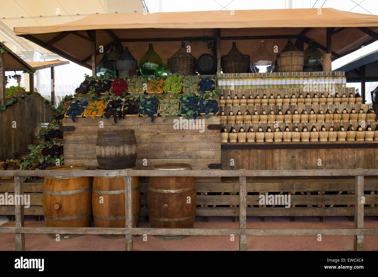 Italie - Milan - Exp 2015 - Design by Dante Ferretti, 3 Oscars. Réalisations « le marché ». Photo : le marché du vin Banque D'Images