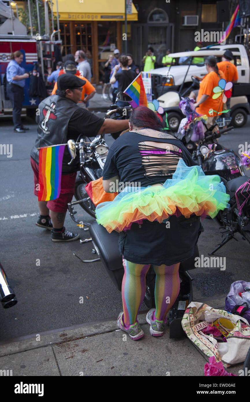 Préparez-vous à des gens en mars et ou regarder les LGBT, Gay Pride Parade qui a lieu chaque année sur la 5e Avenue à Park Slope, Broo Banque D'Images