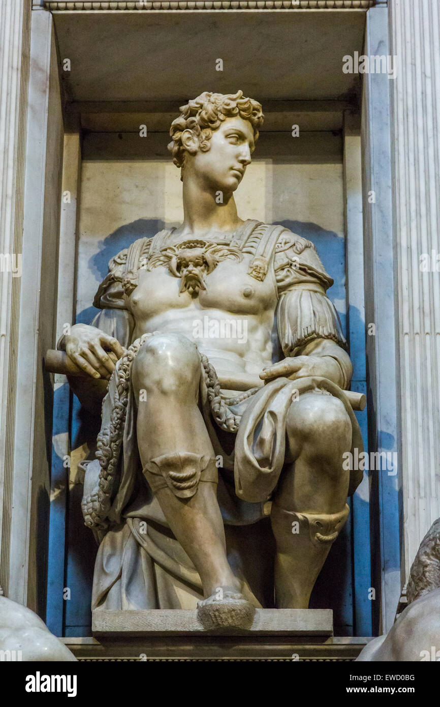 Sculpture de Giuliano di Lorenzo de Médicis par Michel-Ange, nouvelle sacristie, basilique San Lorenzo, Florence, Italie. Banque D'Images