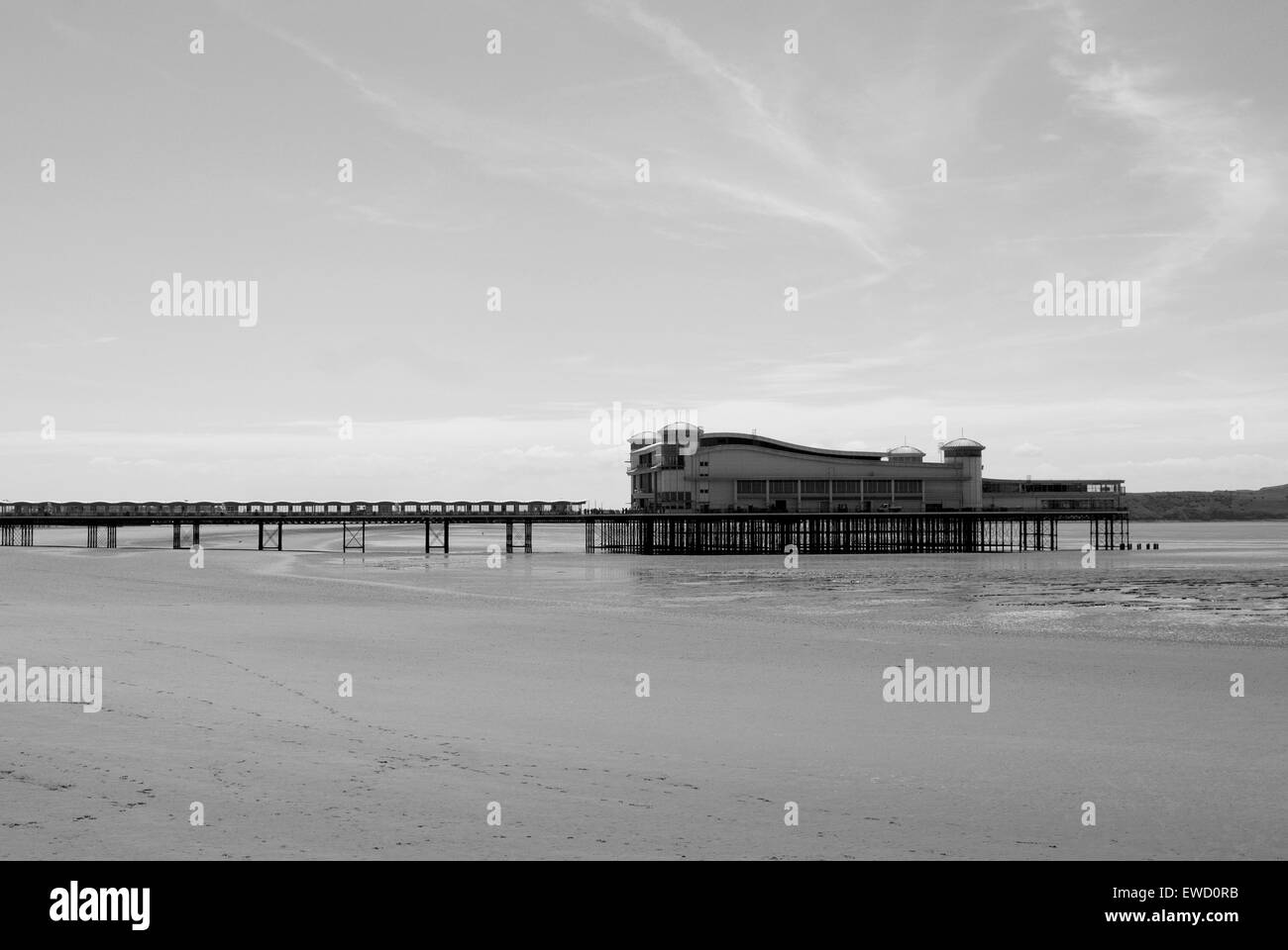 Image éditoriale de the Grand Pier et plage de Weston Super-Mare bleu contre les ciels d'été et baignée de soleil Banque D'Images