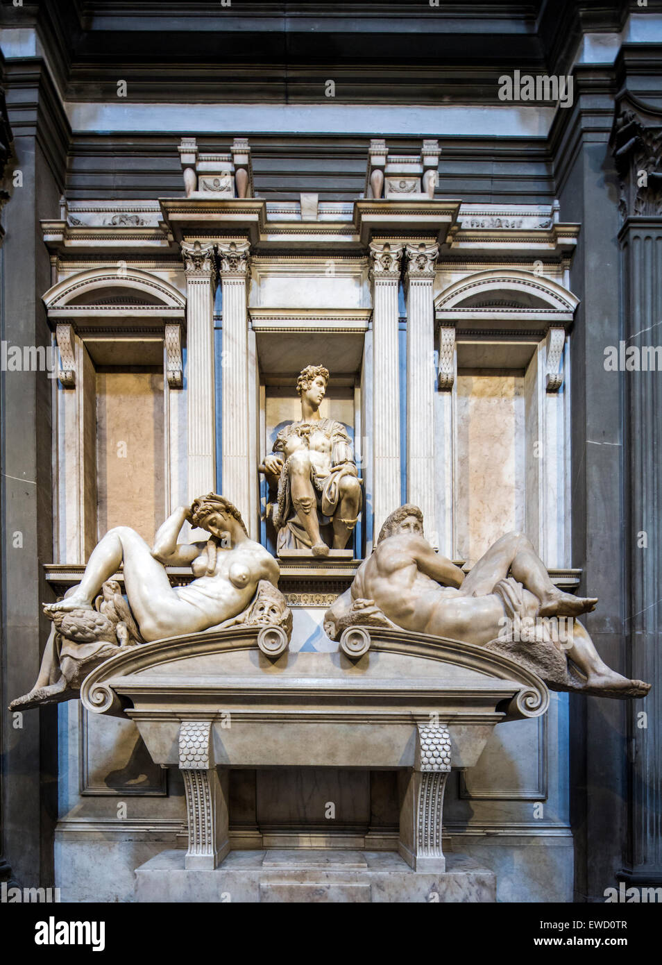 Tombe de Giuliano di Lorenzo de' Medici, sculpture de Michel-Ange, nouvelle sacristie, basilique San Lorenzo, Florence, Italie. Banque D'Images