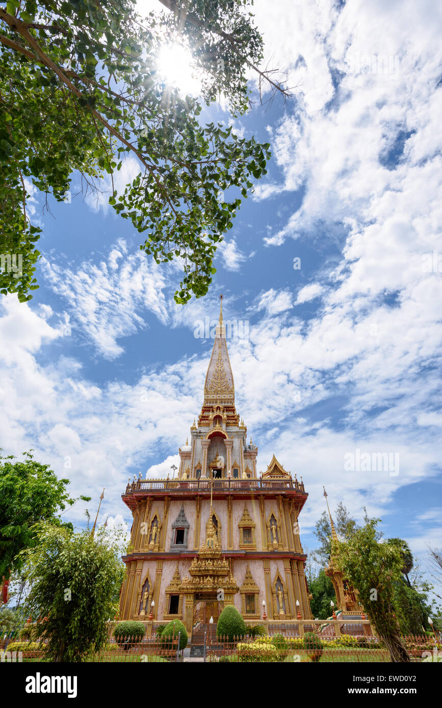 Belle à la Pagode Wat Chalong ou Wat Chaitararam célèbres attractions du Temple et lieu de culte dans la province de Phuket, Thaïlande Banque D'Images