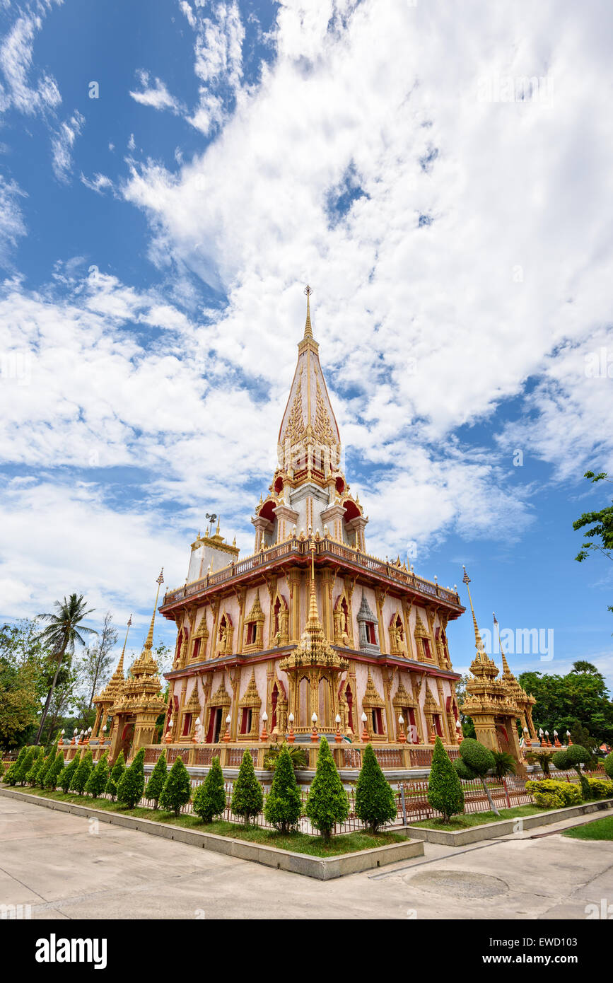 Belle à la Pagode Wat Chalong ou Wat Chaitararam célèbres attractions du Temple et lieu de culte dans la province de Phuket, Thaïlande Banque D'Images