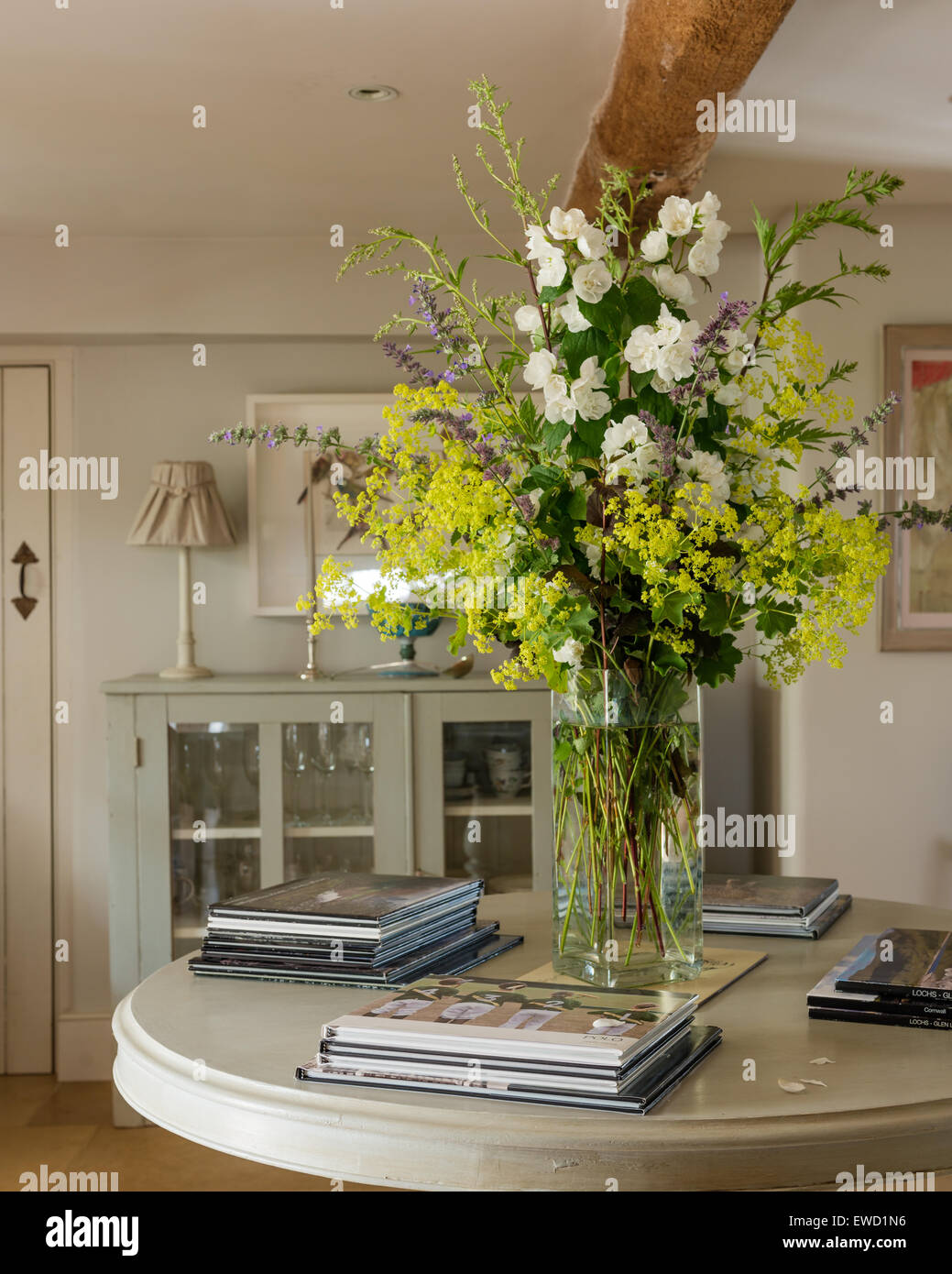 Vase de fleurs sur table console ronde Banque D'Images