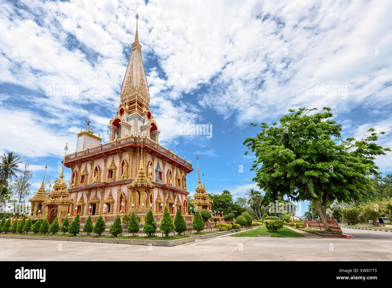 Belle à la Pagode Wat Chalong ou Wat Chaitararam célèbres attractions du Temple et lieu de culte dans la province de Phuket, Thaïlande Banque D'Images