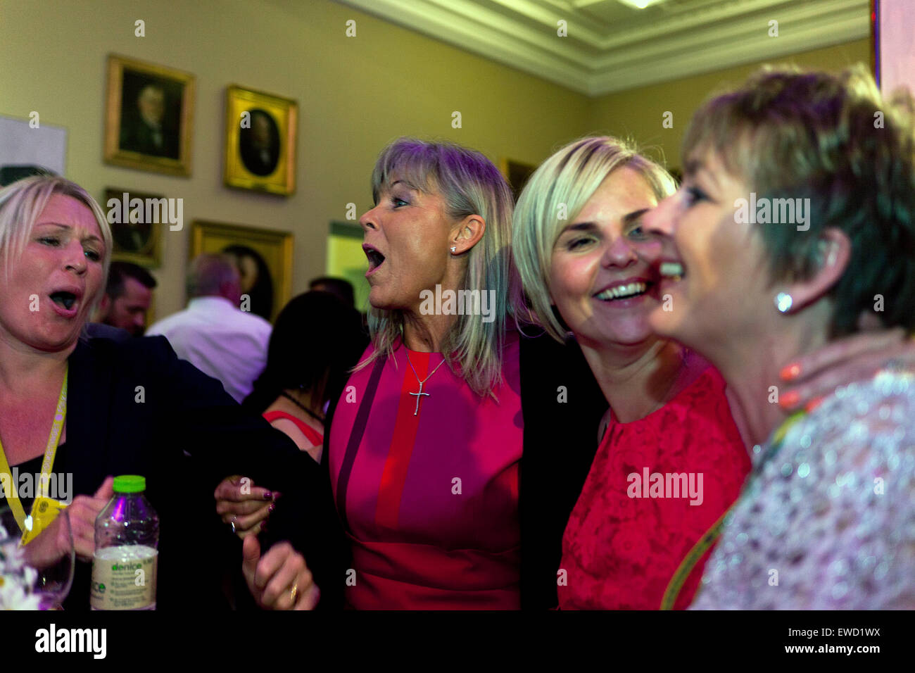 Copenhague, Danemark, June 18th, 2015 : Les membres du Parti du peuple danois (Dansk Folkeparti) est dans la bonne humeur. Le parti a été un solide résultat de l'élection générale de jeudi Banque D'Images